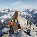 Alpský bivak: Digitálně navržený, digitálně vyrobený. Zjeví se, jen když je potřeba pomoci. Foto: Carlo Ratti Associati Alpský bivak: Digitálně navržený, digitálně vyrobený. Zjeví se, jen když je potřeba pomoci. Foto: Carlo Ratti Associati