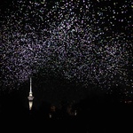 Se SPARK můžete mít ohňostroj, bez ohně, hlasitých ran, sirnatého smradu, oblaků dýmu. Což jsou stejně jen ty věci, které bereme jako cenu za ohňostroj. Přitom je možné mít tu krásu prozářené noční oblohy bez následků. Foto: Daan Roosegaarde