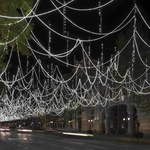 Světla v noční ulici vykouzlila iluzi noční oblohy a padajících sněhových vloček. Foto: ImagenSubliminal/Miguel de Guzmán + Rocío Romero Světla v noční ulici vykouzlila iluzi noční oblohy a padajících sněhových vloček. Foto: ImagenSubliminal/Miguel de Guzmán + Rocío Romero