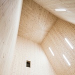 Kostel v Knarvik vlastně není, formálními měřítky, velký. Velikost mu dodává ono výlučné umístění v krajinné scenérii a jeho nevšední pojetí. Foto: Reiulf Ramstad Arkitekter, Hundven Clements Photography