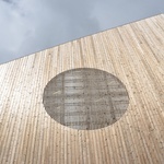 Komunitní kostel Knarvik má architektonický výraz, nápaditá prostorová řešení a výraznou materiálnost, které spojují náboženství, kulturu a kontext specifický pro dané místo do jednoho celku. Foto: Reiulf Ramstad Arkitekter, Hundven Clements Photography