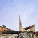 Komunitní kostel v Knarviku je díky těmto řešením místem, kde sakrální architektura propojuje zemi s nebesy. Tak, jak se to u kostelů sluší. Foto: Reiulf Ramstad Arkitekter, Hundven Clements Photography