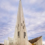 Dřevo obkladů se zrcadlí ve světlé borovicové povrchové úpravě na všech vnitřních plochách. Budova propouští denní světlo do svého objemu prostřednictvím vysokých a úzkých oken.