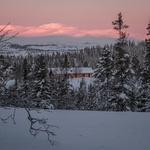 Hnízdo vyrobené ze dřeva. Krásná chata je postavena tak, aby odolávala závějím. Foto: Ruben Ratkusic Hnízdo vyrobené ze dřeva. Krásná chata je postavena tak, aby odolávala závějím. Foto: Ruben Ratkusic