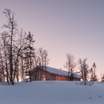 Hnízdo vyrobené ze dřeva. Krásná chata je postavena tak, aby odolávala závějím. Foto: Ruben Ratkusic Hnízdo vyrobené ze dřeva. Krásná chata je postavena tak, aby odolávala závějím. Foto: Ruben Ratkusic