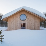 Hnízdo vyrobené ze dřeva. Krásná chata je postavena tak, aby odolávala závějím. Foto: Ruben Ratkusic Hnízdo vyrobené ze dřeva. Krásná chata je postavena tak, aby odolávala závějím. Foto: Ruben Ratkusic