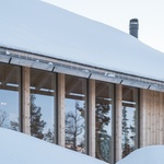 Hnízdo vyrobené ze dřeva. Krásná chata je postavena tak, aby odolávala závějím. Foto: Ruben Ratkusic Hnízdo vyrobené ze dřeva. Krásná chata je postavena tak, aby odolávala závějím. Foto: Ruben Ratkusic