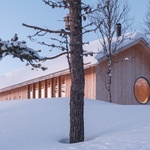 Hnízdo vyrobené ze dřeva. Krásná chata je postavena tak, aby odolávala závějím. Foto: Ruben Ratkusic Hnízdo vyrobené ze dřeva. Krásná chata je postavena tak, aby odolávala závějím. Foto: Ruben Ratkusic
