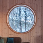 Hnízdo vyrobené ze dřeva. Krásná chata je postavena tak, aby odolávala závějím. Foto: Ruben Ratkusic Hnízdo vyrobené ze dřeva. Krásná chata je postavena tak, aby odolávala závějím. Foto: Ruben Ratkusic