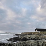 Mannal House je nový rodinný dům se čtyřmi ložnicemi na ostrově Tiree na západním pobřeží Skotska. Navazuje na předchozí projekt Domu č. 7, který na ostrově architekti z Denizen Works realizovali dříve. Foto: Gilbert McCarragher