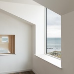 Přilehlý objem, orientovaný kolmo na hlavní křídlo, obsahuje tři další ložnice a dvě koupelny, pochopitelně opět s výhledy na moře. Foto: Gilbert McCarragher