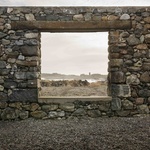 Křídlo ložnic je pokryto hrubou bílou omítkou a zakončeno pozinkovanou vlnitou plechovou střechou, která evokuje tradiční hospodářské budovy. Foto: Gilbert McCarragher