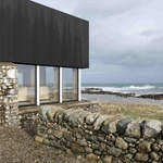 Pozemek se nachází v bývalém hospodářském dvoře usedlosti Mannal, které předchozí majitel prodal jako dvě samostatné parcely. Místo je rozloženo mezi různými zemědělskými stavbami, ruinami a stodolou. Foto: Gilbert McCarragher