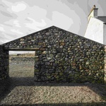 V podstatě jde o dům se dvěma štíty. Při příchodu vstupujete skrze kamenný štít do dvorní zahrady, odkud se vám naskytne rámovaný výhled na Hynish, a osadu kolem místního majáku. Foto: Gilbert McCarragher