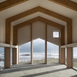 Výsledný prostor obsahuje obývací pokoj s dvojnásobnou výškou, obklopený masivním dřevěným rámem, mezi jehož sloupy jsou vložena okna. Foto: Gilbert McCarragher