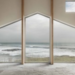 Interiér obsahuje rozsáhlé skleněné plochy. Díky nim je obývací pokoj ponořen do scenérie a výhledů na moře, což podle architektů vytváří „pocit, jako byste stáli na přídi trajektu“. Foto: Gilbert McCarragher