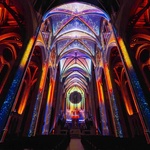 Začalo to v Paříži. Tam už dokázala světelná show AURA ohromit přes dva miliony diváků. A nyní, před svátky, se magická expozice plná barev a světel od tvůrců z MomentFactory přesunula na jiný kontinent. Foto: AURA Grace Cathedral, Moment Factory.