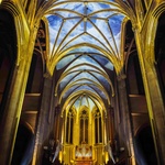 Tvůrci instalace, mistři z MomentFactory, přitom ctí památku katedrály. Propojují její minulost se současností. Dávají dohromady tradici s inovací, rozšiřují její duchovní význam o kulturní. Foto: AURA Grace Cathedral, Moment Factory.