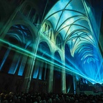 Světelnou show AURA lze v krátkosti popsat jako scénický projekt videomappingu, doprovázený hudbou, který je site-specific, tedy vázaný na jedno konkrétní místo. Tím bychom ale celé to představení dost ochudili. Foto: AURA Grace Cathedral, Moment Factory.