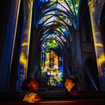 AURA je, zvláště v ten předvánoční čas, fascinujícím dílem. Oslavuje harmonii mezi lidstvem a přírodou, vybízí k hlubšímu prožívání, k zamyšlení a vytváření trvalých vzpomínek. Ta tvorba &bdquo;zážitku&ldquo; je nosným prvkem díla. Foto: AURA Grace Cathedral, Moment Factory.