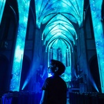 Tvůrci projektu z MomentFactory totiž k celému záměru přistupují odlišně. Světelnou instalaci podřizují historii místa, charakteru. To velkolepé představení je šité místu a divákům doslova na míru. Foto: AURA Grace Cathedral, Moment Factory.