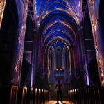 Světelné prvky a chytře řešený videomapping rozvíjí přirozenou poetiku místa a posouvá ji na vyšší úroveň. Představení tu sledujete v tichém úžasu, se zakloněnou hlavou, ohromení. I proto, že show není statická. Foto: AURA Grace Cathedral, Moment Factory.