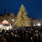 Vánoční strom na Staroměstském náměstí v Praze. Foto: Milan Kruliš. Zdroj: společnost Decoled Vánoční strom na Staroměstském náměstí v Praze. Foto: Milan Kruliš. Zdroj: společnost Decoled