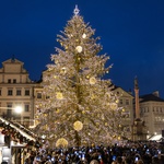 Vánoční strom na Staroměstském náměstí v Praze. Foto: Milan Kruliš. Zdroj: společnost Decoled Vánoční strom na Staroměstském náměstí v Praze. Foto: Milan Kruliš. Zdroj: společnost Decoled