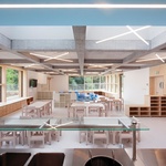 Průhled od pracovny a jídelny k herně. Foto: Ondřej Tylčer