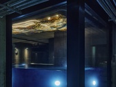 MEANDR je monumentální reliéf z&nbsp;lehaného skla