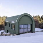 Dvoupatrový, částečně zapuštěný dům postavený do strmého kopce. Který tedy navenek skutečně připomíná stodolu se vším všudy. Foto: Aisling McCoy Photographer