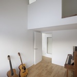 Částečně zapuštěné přízemí snižuje vizuální dopad budovy a zároveň umožňuje přímý přístup na vnější terasy z přízemí i prvního patra. Foto: Aisling McCoy Photographer