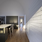 Jen klenutí stropu napovídá, že to není konvenční dům. Interiér ale plně odpovídá současným nárokům na moderní bydlení. Foto: Aisling McCoy Photographer