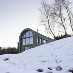 Tento nový dům, zasazený do zvlněné krajiny Ballybrew, reinterpretuje lidový irský zemědělský přístřešek a vytváří moderní domov. Foto: Aisling McCoy Photographer