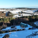 Dům je umístěn tak, aby sledoval svažitost pozemku a na přirozeně rovinaté části, a je zapuštěn do terénu, čímž minimalizuje výkopové práce a zachovává topografický charakter lokality. Foto: Magnaparte Photographer