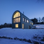 Forma čerpá inspiraci ze zelených vlnitých ocelových konstrukcí, které zdobí krajinu Wicklow. Foto: Aisling McCoy Photographer