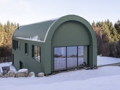 Není to stodola, ale rodinný dům. Irský experiment k&nbsp;prostředí vesnice sedí dobře