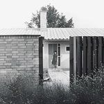 Dům pod topoly ukazuje slovinský model bydlení, které mohlo konkurovat panelákům. Zdroj: OFIS