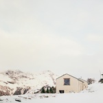 Není to vždy o velikosti, ale o přístupu. A ten byl v případě projektu PJA sympaticky šetrný ke svému okolí. Ta opatrnost se pak zúročila v lichotivé podobě výsledného sezónního obydlí. Foto: Marcello Mariana fotografia