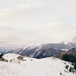 V praxi totiž funguje tak, že otvor se kryje v přesahu stínem. To znamená, že nové okno &bdquo;nezáří&ldquo; do údolí, jak tomu často u rekonstruovaných venkovských horských staveb bývá. Foto: Marcello Mariana fotografia