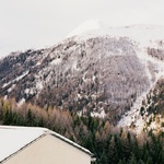 Proto ta proměna místu, krajině i sousedství vlastně prospívá. Je to vítané oživení a náznak toho, že se tu něco děje, že místo nevegetuje v nějakém zakonzervovaném horizontu. Ale i nadále si uchovává svou sílu původnosti. Foto: Marcello Mariana fotografia