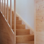 Přes přímé schodiště je přístup do obytného podlaží. Skládá se z jediného prostoru, ve kterém je umístěn kuchyňský kout. Přes malou prosklenou chodbu je přístup do pracovny. Foto: Marcello Mariana fotografia