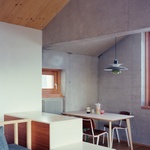 Jižní fasáda odráží klasickou fasádní kompozici venkovských staveb s francouzskými dveřmi a čtvercovými okny. Spojení mezi hlavní budovou a tou na místě prvního pozemku je zapuštěno do země a je zapuštěno do výšky. Foto: Marcello Mariana fotografia