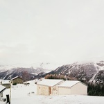 Spíš než o rekreačním obydlí – chatě – se tu ale vyplatí hovořit o bydlení sezónním. Objekt měl totiž po nezbytné rekonstrukci sloužit spíše delším pobytům. A jako takový nutně musel nabízet vyšší standard zabydlení, komfortu i obslužných kvalit. Foto: Marcello Mariana fotografia