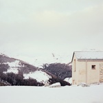 Cílem projektu, jak si jej vytýčil architekt, bylo zviditelnit proces přeměny budovy. Jednopodlažní objekt je rekonstruován ve vápenné omítce, cokoliv přidaného jde tedy hned vidět. Dá se říct, že v létě bude výsledek rekonstrukce patrnější, než v zimě, kdy splývá se sněhem pokrytými svahy. Foto: Marcello Mariana fotografia