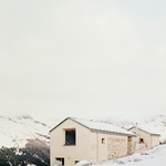 Stavba se rozrostla, postoupila o dva kroky, na jižní straně. Tam byl také vložen nový otvor, odsazený od vnějšího okraje stěny. Na jedné straně umožňuje přístup světla, na druhé straně výhled do okolní krajiny. Jinak ale nic dramatického. Foto: Marcello Mariana fotografia