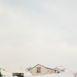 Na jih je fasáda vybourána a objem je prodloužen podle stávajících geometrií. I tato část je z vápenné omítky. Záměrem projektu bylo provedení nových prvků ve vápenné omítce. Foto: Marcello Mariana fotografia