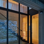 Průhled z venku od vstupu – 1.NP. Foto: BoysPlayNice Průhled z venku od vstupu – 1.NP. Foto: BoysPlayNice