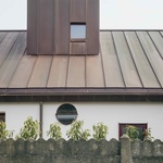 Nápadně vysoké &bdquo;komíny&ldquo;, čnící ze střechy? Ty mimo jiné slouží jako světlovody. Vedou světlo do středu domu, v průběhu celého dne, z různých stran. Foto: Stijn Bollaert