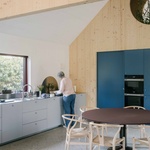 Interiér je koncipován tak, aby seniorský pár mohl využívat celé přízemí. Jedna prostora volně navazuje na druhou, přehlednost, uživatelská praktičnost i komunikace jsou tedy na maximu. Foto: Stijn Bollaert